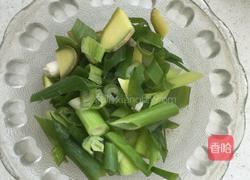 蒜苗烧猪肉的做法图解1