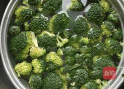 西兰花小炒肉的做法图解1