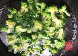西兰花小炒肉的做法图解3