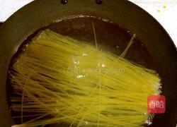 黑胡椒鸡脯意大利面的做法图解1