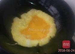 鸡蛋炒韭菜的做法图解4