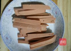 青椒炒火腿的做法图解1