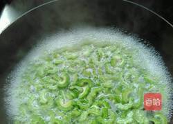 苦瓜炒鸡蛋的做法图解2
