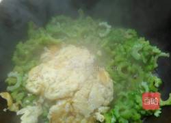 苦瓜炒鸡蛋的做法图解4