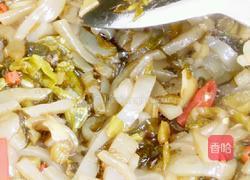 酸菜炒蘑芋的做法图解3