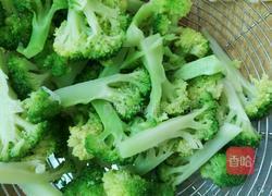 西兰花炒虾仁的做法图解8