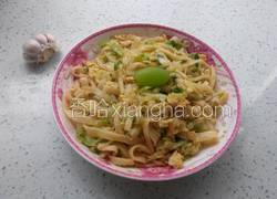 鸡蛋卷心菜炒面条