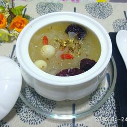 冰糖银耳莲子羹的做法[图]