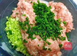 猪肉芹菜饺子的做法图解1