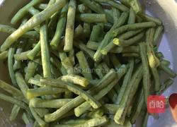 豆角炒肉的做法图解1
