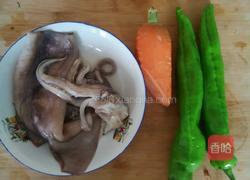 青椒炒鱿鱼的做法图解1