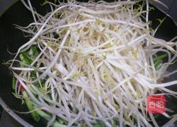 韭菜绿豆芽炒猪红的做法图解7