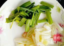 蒜苗回锅肉的做法图解2