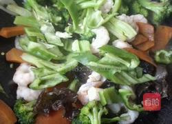 西兰花炒虾仁的做法图解8