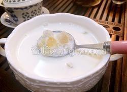 桃胶雪莲子牛奶羹