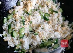 黄瓜鸡蛋炒米饭的做法图解4