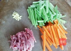 芹菜胡萝卜炒瘦肉的做法图解2