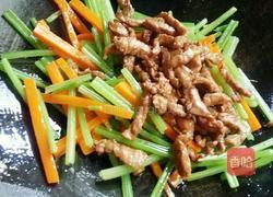 芹菜胡萝卜炒瘦肉的做法图解11