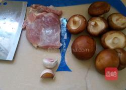 香菇炒肉的做法图解1