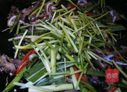 双椒香芹炒猪舌根的做法图解8