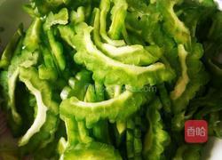 苦瓜炒蛋的做法图解1