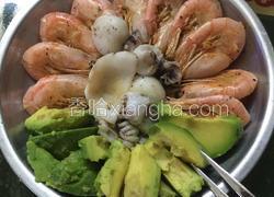牛油果配虾墨鱼沙拉