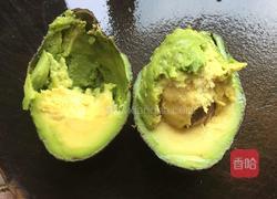 牛油果配虾墨鱼沙拉的做法图解3