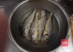 煎蒸黄花鱼的做法图解1