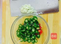 毛豆炒肉的做法图解1