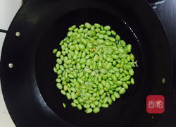 毛豆炒肉的做法图解3