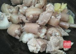 彩椒平菇烧猪尾巴的做法图解3