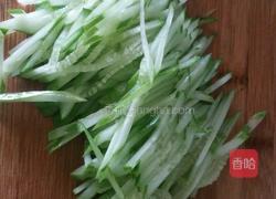 金针菇拌瓜丝的做法图解3