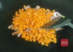 玉米胡萝卜炒三文治的做法图解3