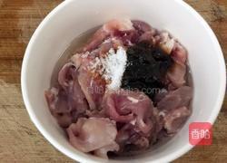 西兰花炒瘦肉虾仁的做法图解4