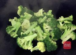 西兰花炒瘦肉虾仁的做法图解6