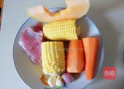 胡萝卜玉米哈密瓜炒肉丁的做法图解1