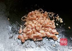 胡萝卜玉米哈密瓜炒肉丁的做法图解7