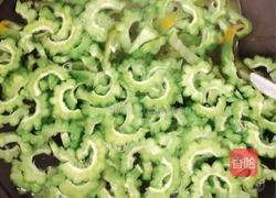 清炒苦瓜的做法图解3