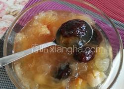红栆皂角米莲子银耳汤