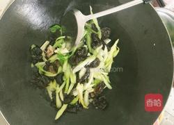 黑木耳西芹炒红椒的做法图解2