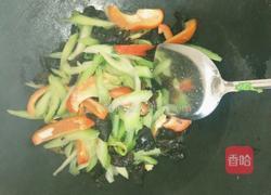 黑木耳西芹炒红椒的做法图解3