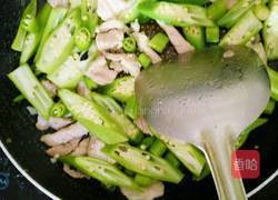 秋葵炒瘦肉的做法图解3