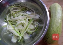 香香的西葫芦鸡蛋饼的做法图解1