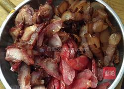 腊肉、腊肠、叉烧、咸蛋煲仔饭的做法图解2