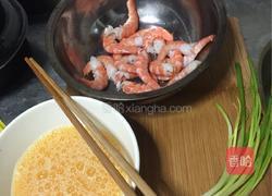 虾仁葱花炒蛋的做法图解1