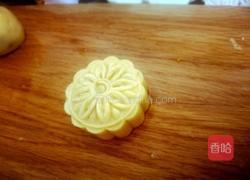 莲蓉蛋黄月饼的做法图解3