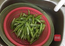 牛肉干炒空心菜梗的做法图解2