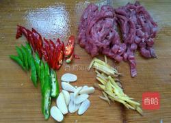红萝卜丝炒牛肉丝的做法图解2