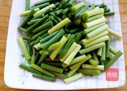 蒜苔炒肉的做法图解1