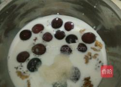 自制核桃葡萄酸乳特别奶昔的做法图解2
